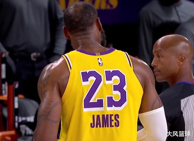 湖人队|50分22板16助！湖人虽输双核却赢得掌声，三千万先生你不能再低迷