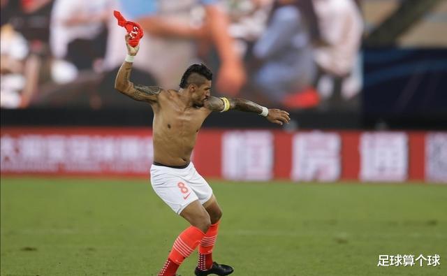 保利尼奥|恒大2-1！保利尼奥绝杀+扔球衣疯狂庆祝！卡帅右手叉腰乐开花
