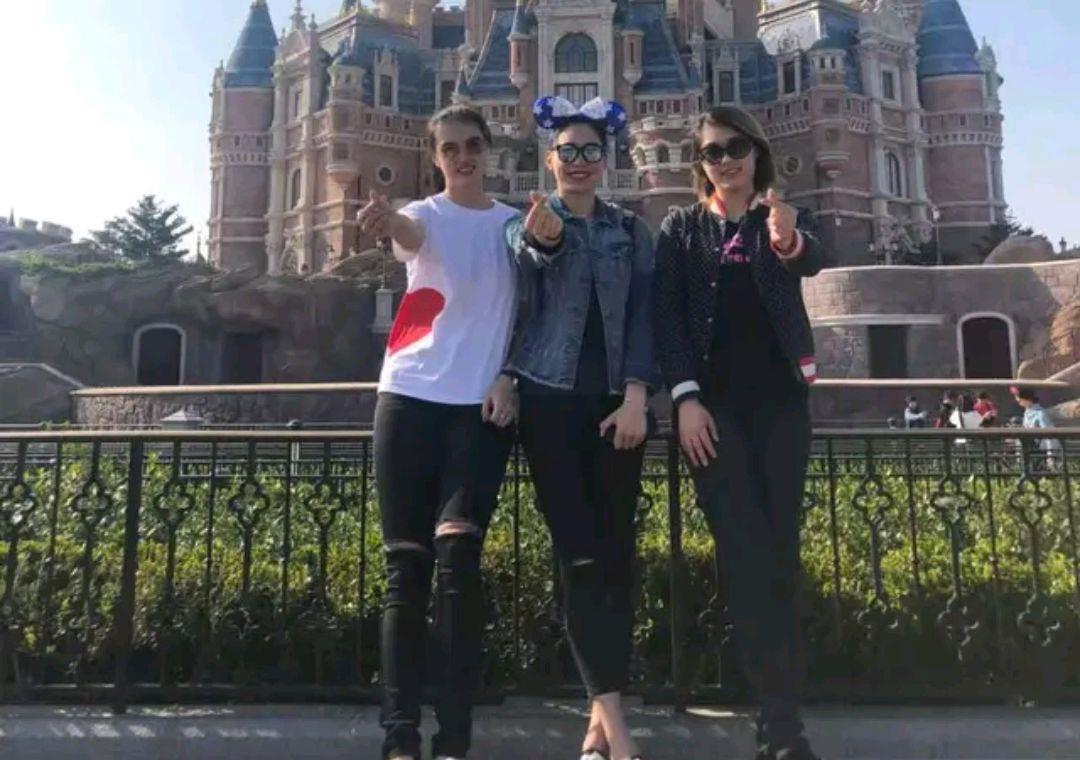 「张常宁」张常宁紧身裤造型，衬出完美身材，大腿修长笔直，比模特更有型！