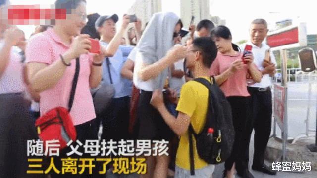 「蜂蜜」曾在高考后“跪地谢母”，得高分却放弃985名校的男孩，咋样了？