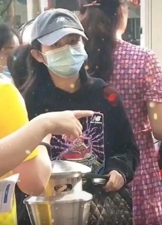 张子枫|张子枫高考完刚出校门就被家长怼脸拍,失去美颜后,真不愧是少女