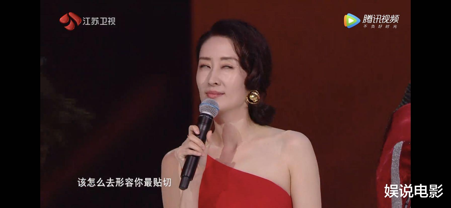 『韩雪』刘敏涛是咋了？和韩雪、万茜合唱，表情管理出戏，翻谁的白眼