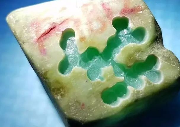 「翡翠」重金买下后江翡翠原石,最终不仅如愿讨得欢心,还外赚一笔