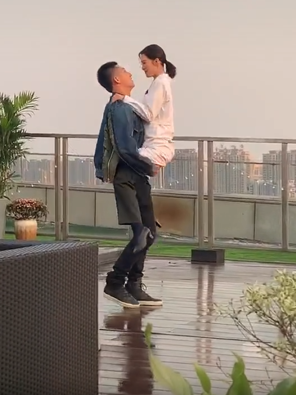 [黄景瑜]黄景瑜抱着李沁转圈，导演刚喊卡，李沁接下来一个举动，真实了