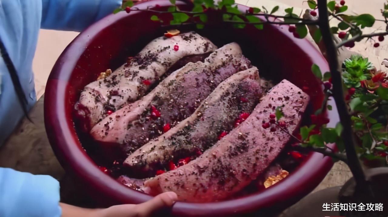 腊肉|农村人最爱的腊肉，李子柒教你如何熏腊肉，肉才晶莹剔透