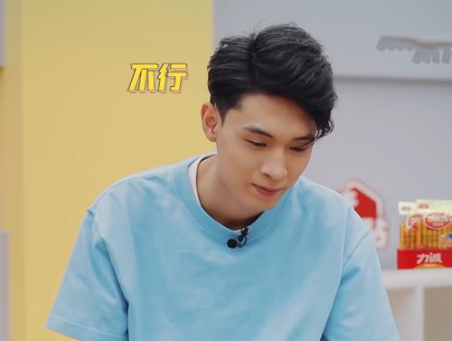 #综艺节目#秦霄贤参加综艺节目，有谁注意他手里拿的东西？打脸半个娱乐圈