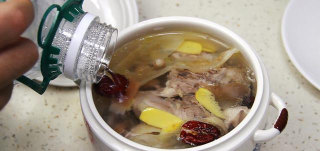 花胶|花胶鸡汤的做法,汤色金黄特别营养,老婆喝了补身子