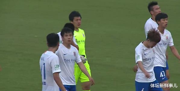 「山东鲁能」输球又输人！山东鲁能2：1中甲升班马，王大雷引热议，谁注意李霄鹏举动