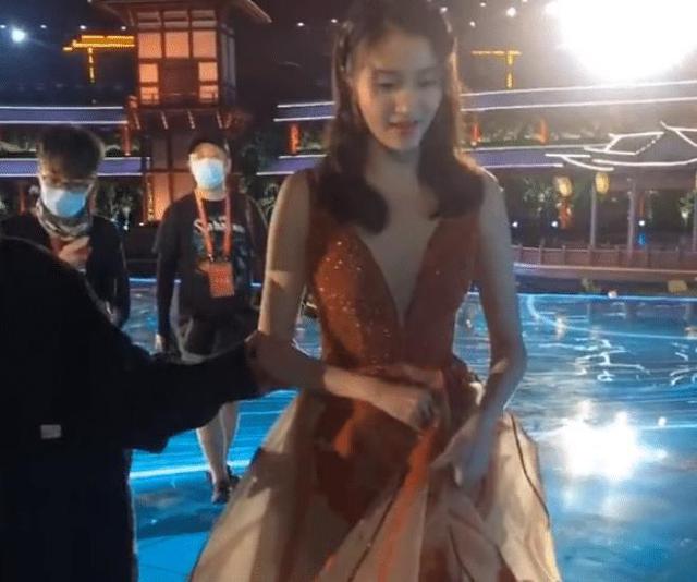 关晓彤|叶一茜国庆带女儿逛温州，12岁森碟“整容式”长大，身材似模特
