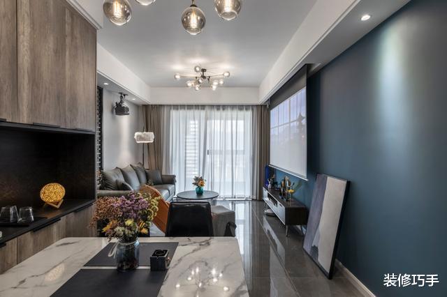 |他家装修真另类！客厅舍弃电视，厨房做开放式，反而又漂亮又实用