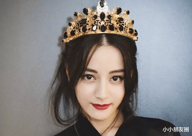 迪丽热巴|鞠婧祎追了他8年，迪丽热巴看到他就心跳加速，58岁的他到底有何魅力？