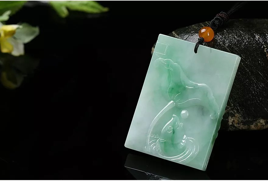 翡翠▲800块买的翡翠小料，切出2块冰飘花牌子，宛若天边的一抹彩云！