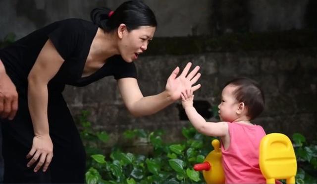 睹图|妻子因多年没孩子自责，想离婚丈夫不肯，苦等15年终得双胞胎