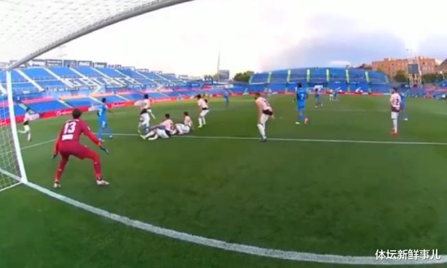 #武磊#火爆冲突！西班牙人0-0赫塔菲，武磊遭肘击+抱摔，谁注意裁判举动