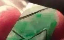 「翡翠」100块买下切垮的边角料，捣鼓下白赚3万！