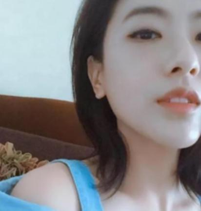 让子弹飞|在《让子弹飞》中被扯下“肚兜”,表演自如的临时演员,现状如何