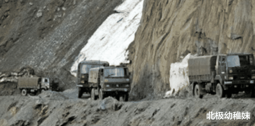 印度|印军增援部队再收噩耗，大批救护车拉走尸体，莫迪怒斥指挥太糟糕