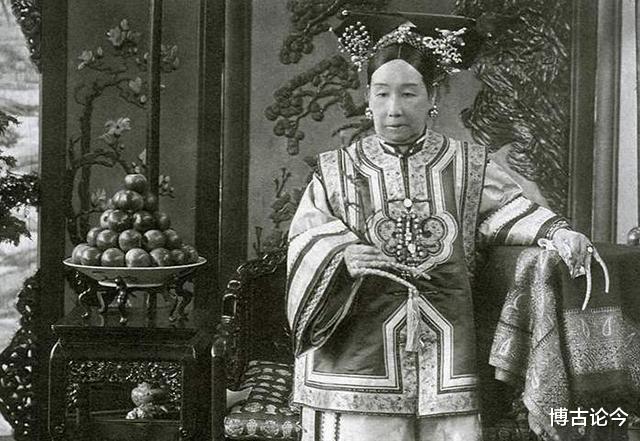 『慈禧太后』慈禧死前喝王八汤吊命，刚断气，太监就立马往嘴里塞了一颗夜明珠