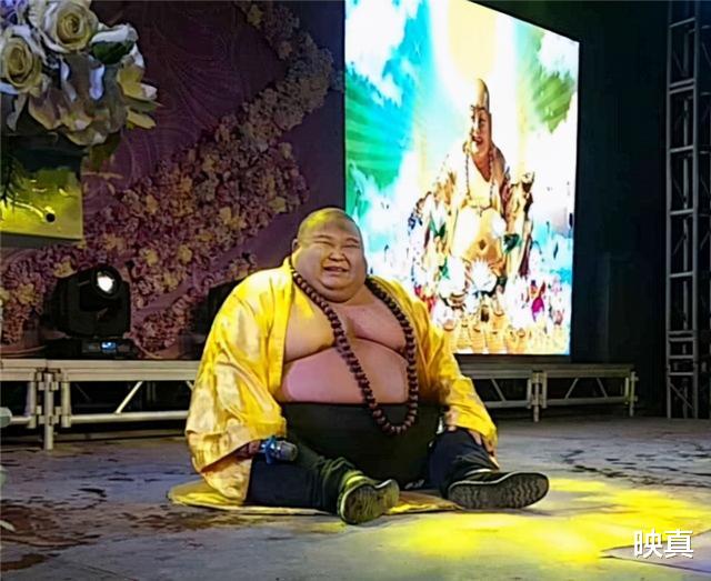 映真|真人版“弥勒佛”，受富婆“供养”到处敛财，失去价值后惨遭抛弃