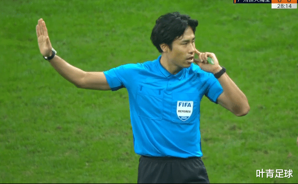 北京国安|韩国主裁不看VAR,直接吹点球!国安急了:5人围上,抗议无效