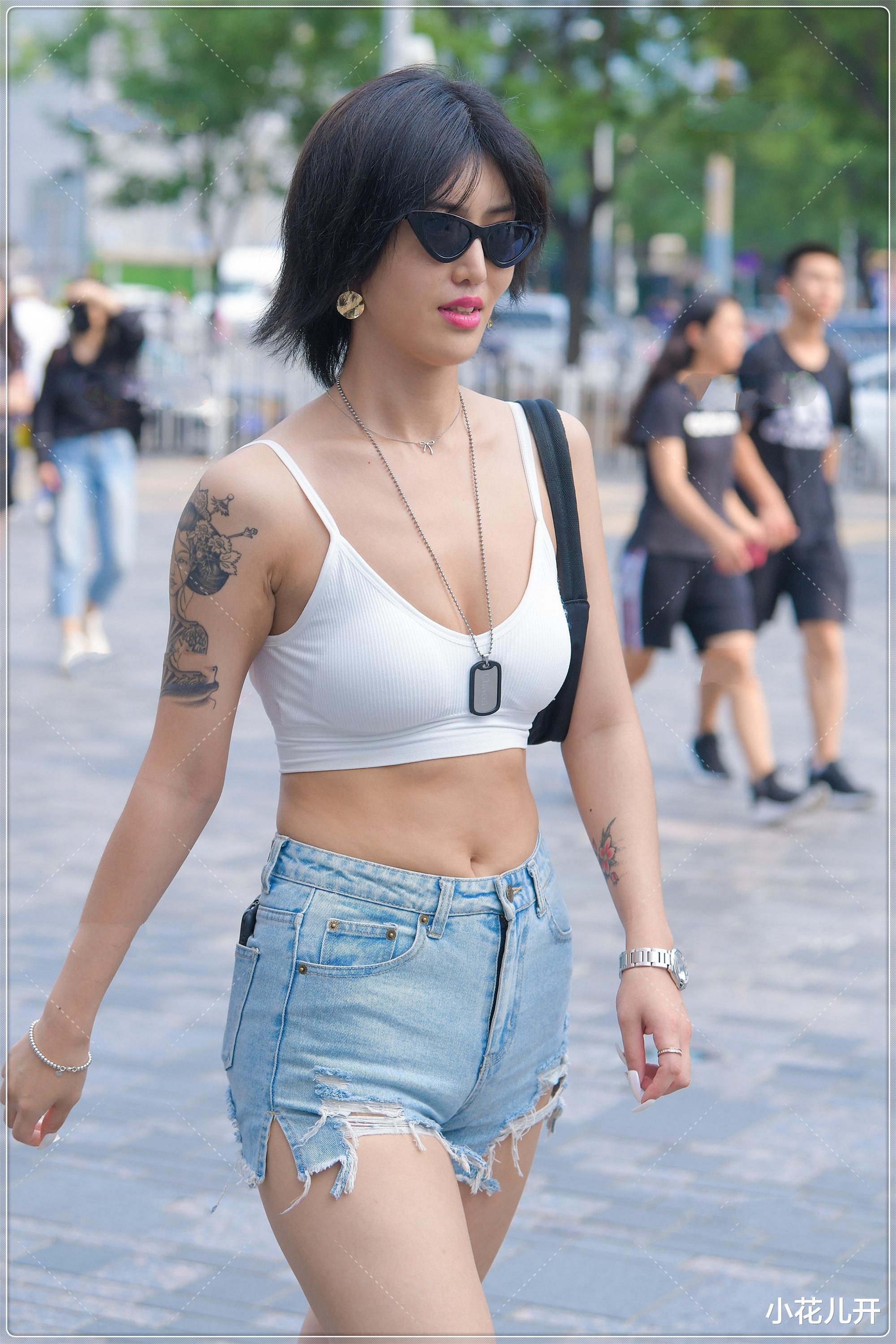 【短发】短发墨镜,白色背心搭配牛仔短裤,穿出了欧美风格