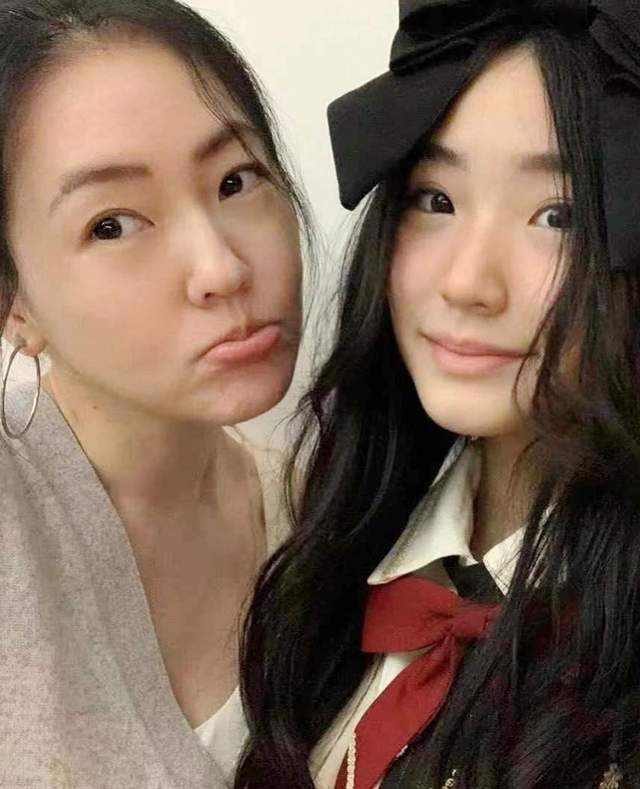 小S|小s13岁二女儿晒庆生照,Lily打扮清纯甜美,母女四人同框似姐妹