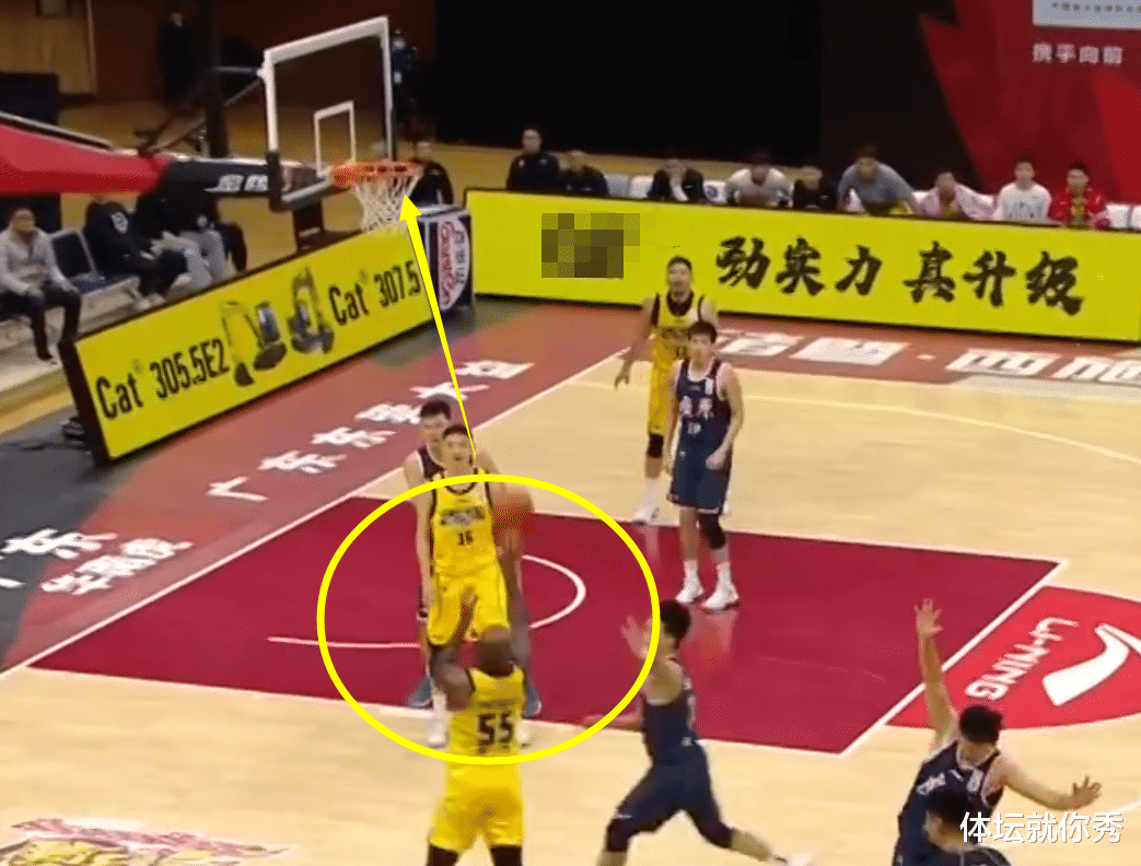 广东男篮|输球又输人！广东遭3分压哨绝杀，谁注意杜锋的举动，替补席不知所措