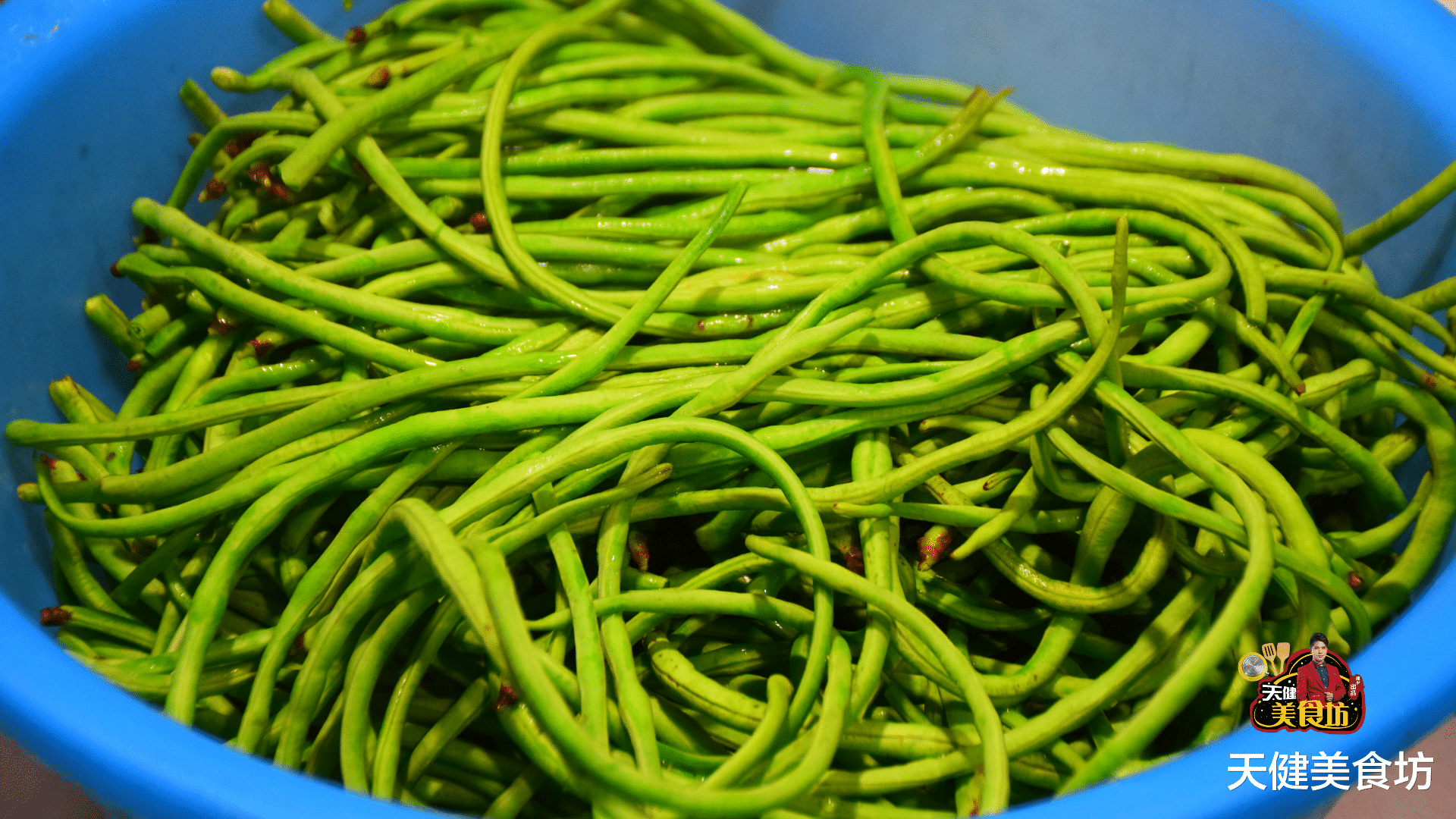 「豇豆」酸豆角正宗做法，简单5步教会你，做出来又酸又脆又爽口！