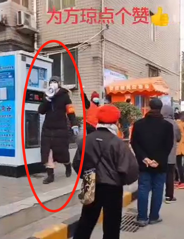 盖饭娱乐官方 主持人方琼崩溃大哭，被困石家庄想念孩子没法见，激动掩面惹心疼