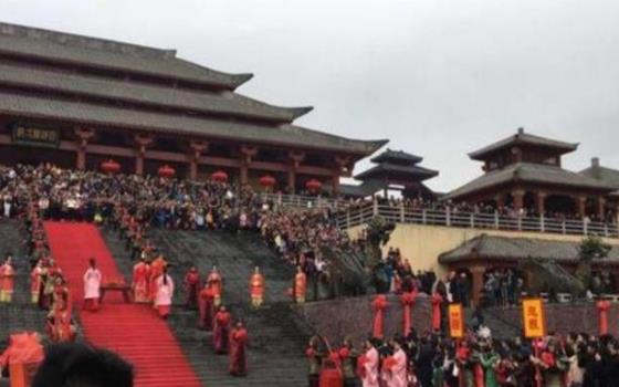 陈凯歌▲陈凯歌为拍一部戏, 花费12亿建了一座城, 如今门票一年收入10亿