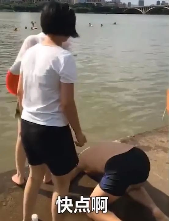 【沛县】心碎!6岁男孩溺亡,父亲下跪痛哭求救