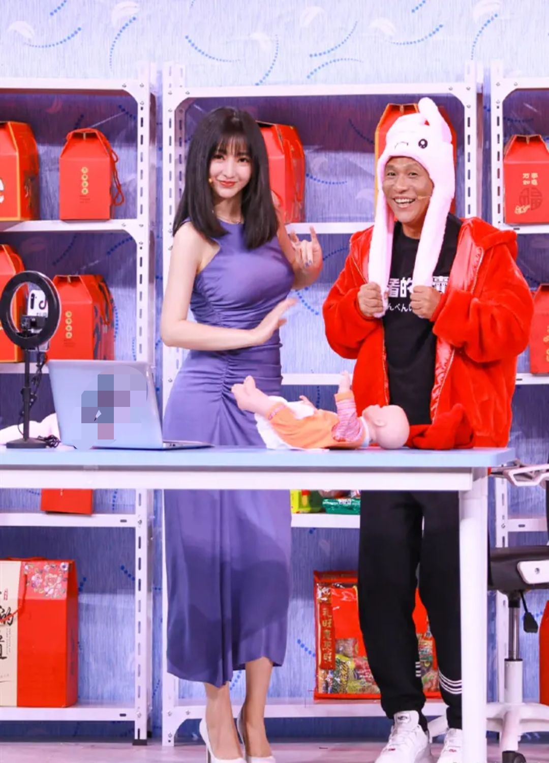 柳岩|李晨在胸前比划形容柳岩,被吐槽恶心,网友:她不就是这样红的吗