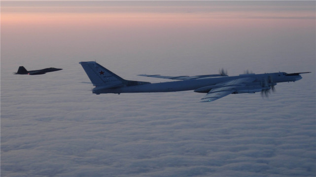 轰炸机|连美国也不敢开火？神秘巨兽从东方起飞，不加油能绕地球飞80圈