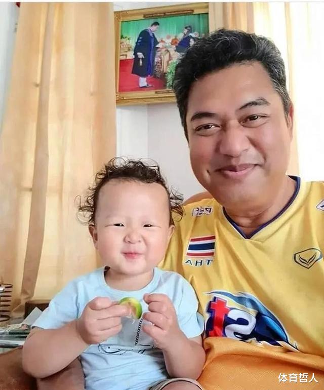 冯坤■冯坤爱子正面照曝光！卷发，样子与冯坤一模一样，外婆教他讲中文