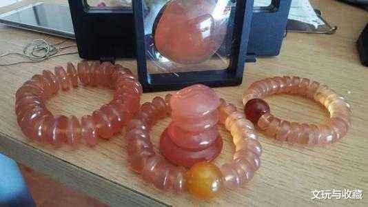 『小叶紫檀』有种文玩叫“青鱼石”，虽是鱼骨但打磨出来却比玉石还温润漂亮