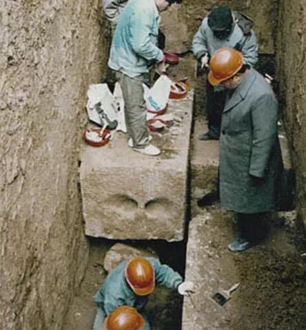 「西汉」老农吹嘘自己家地窖大，考古家听闻后蹲守7年，挖出西汉第一大幕