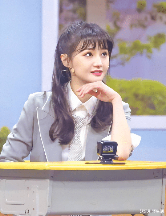 郑爽■本以为穿黑丝会很性感，当看到郑爽上身效果，才知道也可以清丽脱俗
