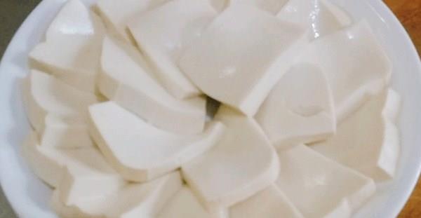 [豆腐]天气炎热，不想炒菜，把它们蒸在一起，又香又下饭，10分钟就上桌