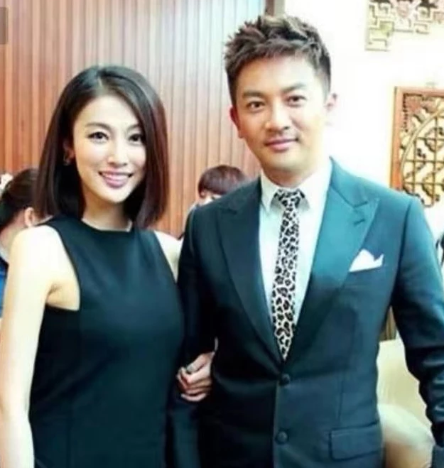 苏有朋|苏有朋近照大变样，他的妻子，是一个十足的大美人，笑起来很甜美