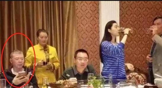 范冰冰|夜晚，已退圈653天的范冰冰，被曝饭局\陪\大佬，冯小刚低头不语