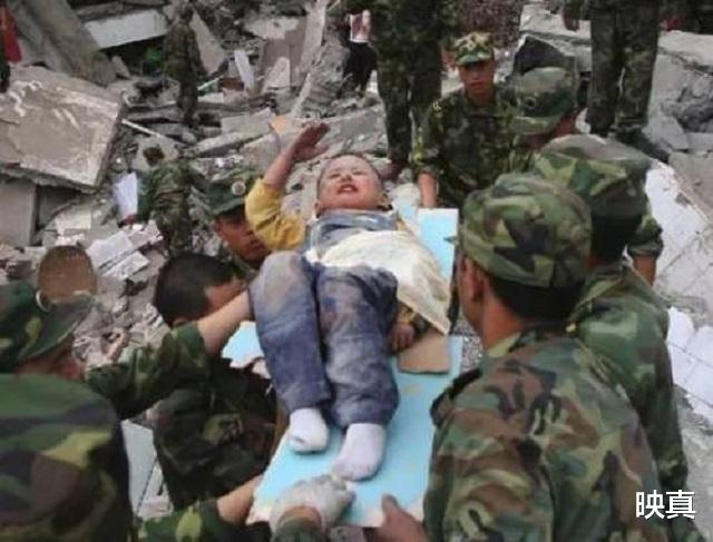 映真|12年前,汶川地震中被救的\"敬礼男孩\",如今过得怎样?