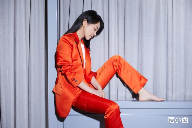「t恤」49岁闫妮真是大妈们自信的源泉，简单白T恤扎个编发马尾，太减龄