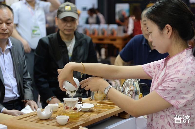 ##饮茶时，茶叶的第一泡水脏吗，有必要倒掉吗？