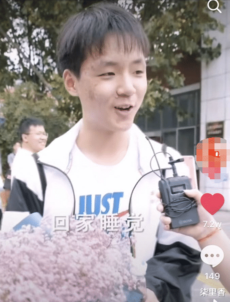 女孩|考场外“最美等候”火了,女孩捧花为高考朋友加油,朋友出来后网友不淡定了