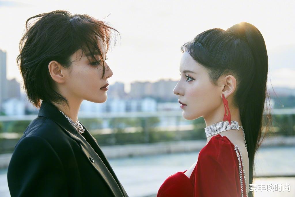 「复古」张予曦大秀美背，穿红色复古裙配高马尾，同框张馨予帅得让人心动