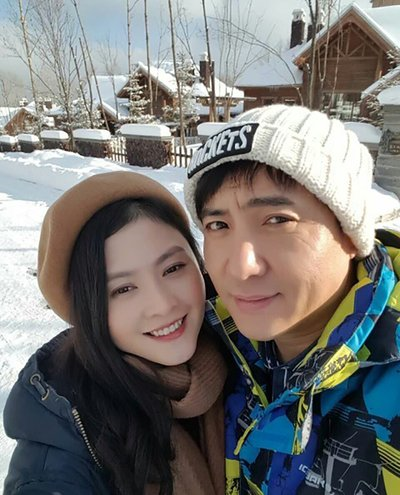 王琦|沈腾罕见携妻儿聚会，饭桌抽雪茄好享受，王琦隆肚疑怀二胎