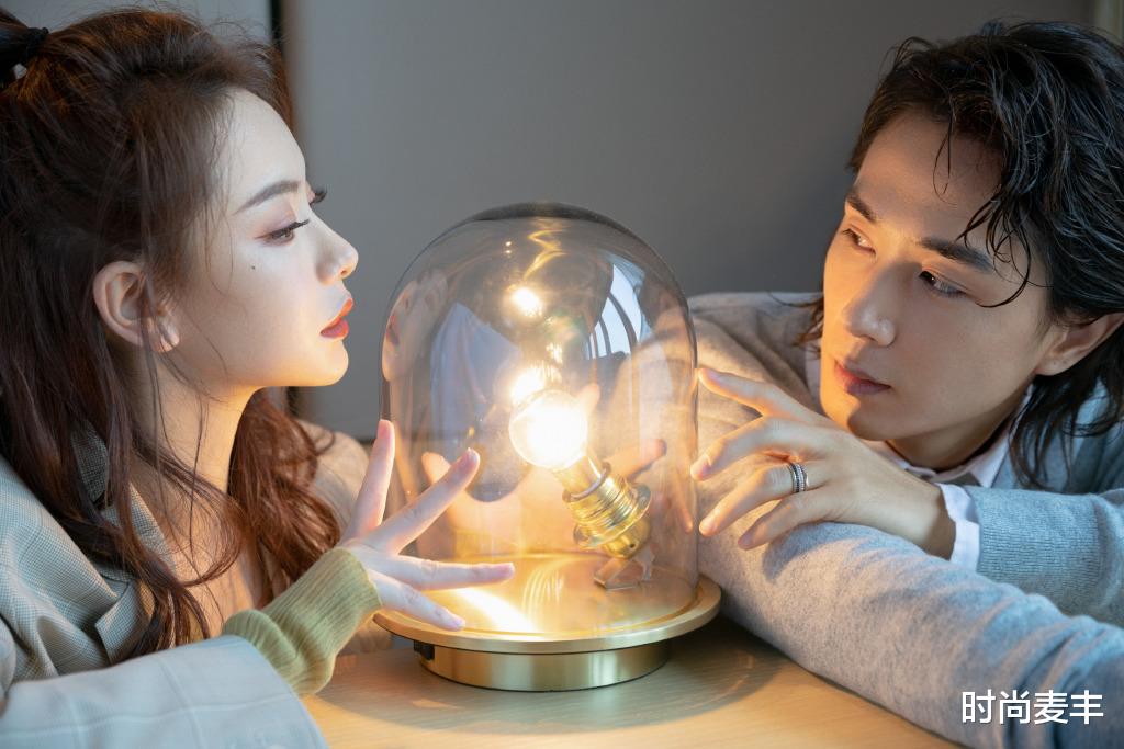 #西装#戚薇气场不一般，格纹西装配高马尾利落干脆，同框老公却尽显温馨