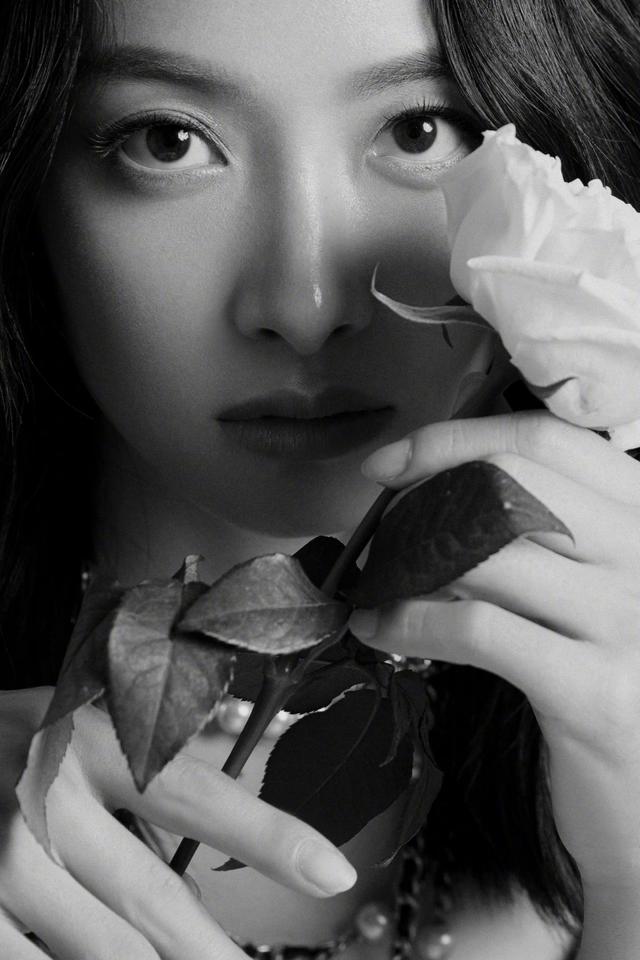 「宋茜」宋茜大翻身美成颜霸!穿小黑裙美得像赫本,法式卷发红唇风情万种