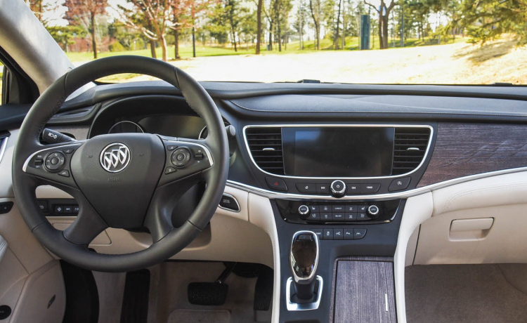 别克君越：10年前是中产最爱，如今最低配22万，别克君越为什么失败了？