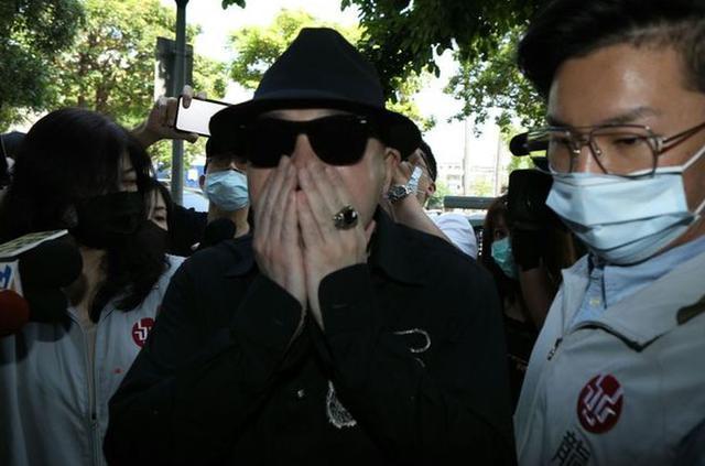 刘真:刘真设灵第三天,她的好朋友来了:林熙蕾、曾馨莹手牵手步入灵堂